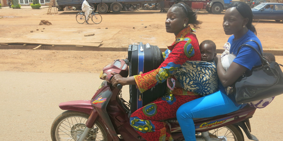 «Eine Frau kann niemals den Platz eines Mannes einnehmen.» Strassenszene in Ouagadougou. © Theodora Peter