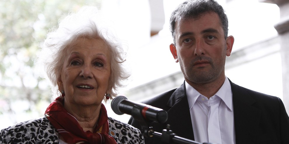 Estela de Carlotto mit ihrem wiedergefundenen Enkel. © Micaela Ayala V./Andes/CC BY-SA 2.0