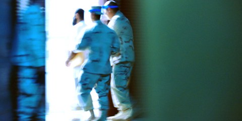 Wärter bringen einen Guantánamo-Häftling auf seine Zelle. © US DoD