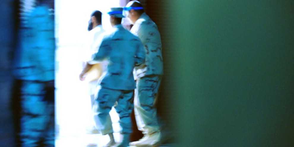 Wärter bringen einen Guantánamo-Häftling auf seine Zelle. © US DoD