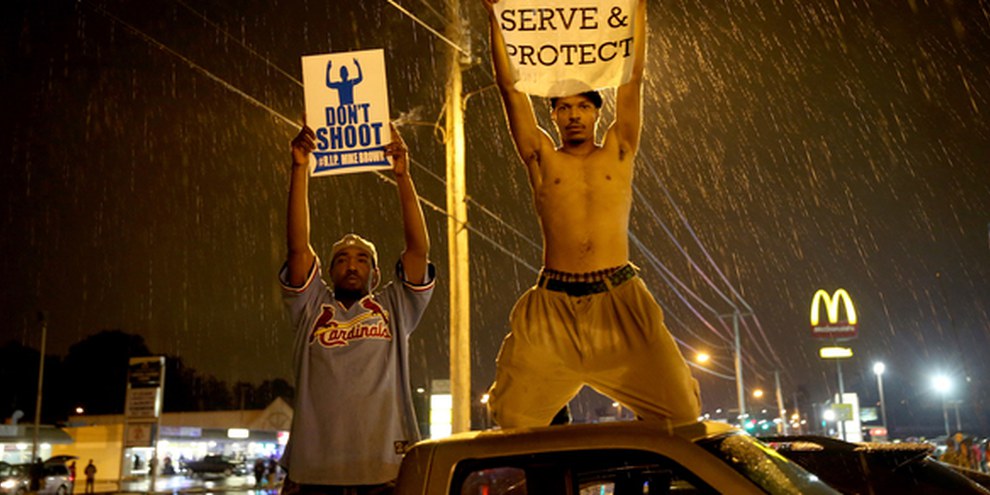 Trauer und Wut: Zwei junge Männer protestieren in Ferguson gegen die Erschiessung von Michael Brown. © Joe Raedle/Getty Images 