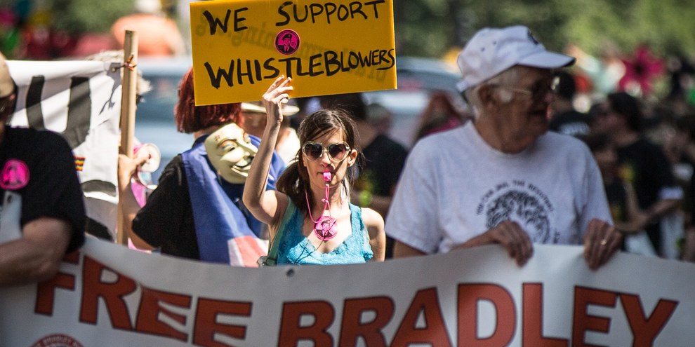 Demonstrierende zeigen auf der «Twin Cities Pride»-Parade in Minneapolis ihre Solidarität mit Whistleblower Chelsea (Bradley) Manning. © Tony Webster/CC BY-SA 4.0 via Wikimedia Commons