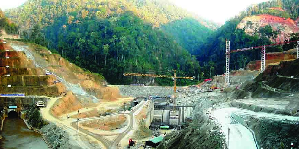 Paunglaung-Damm: Hier noch im Bau, versanken nachseiner Fertigstellung Dutzende Dörfer im Stausee. © Alec Scott