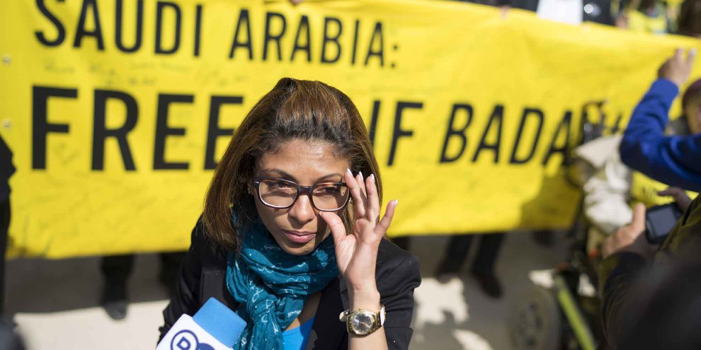 Weltweiter Widerstand: Ensaf Haidar vor der saudischen Botschaft in Berlin. © Amnesty International