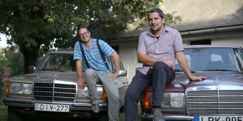 «Es reicht»: Balázs Szalai und Márk Kékesi (oben) teilen die Liebe zu alten Autos und den Tatendrang. © Barakonyi Szabolcs