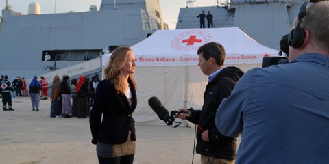 «Das Gesamtbild im Auge behalten»: Gauri van Gulik bei einem Interview in Italien. © Amnesty International