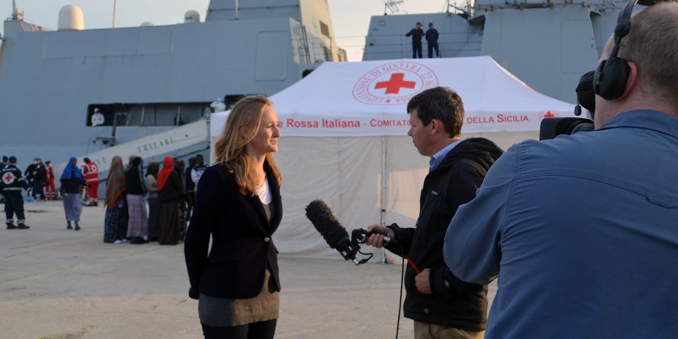 «Das Gesamtbild im Auge behalten»: Gauri van Gulik bei einem Interview in Italien. © Amnesty International
