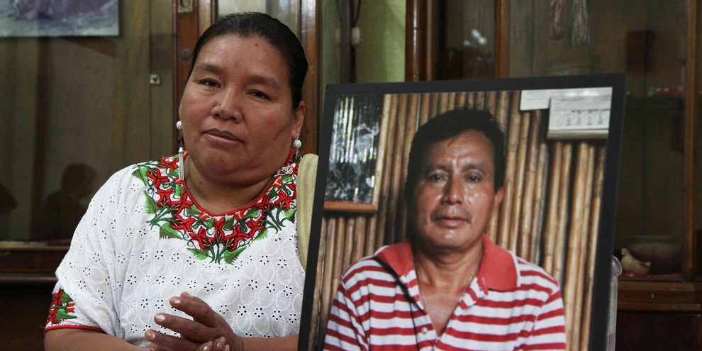 Sie will stark bleiben: Angélica Choc mit einem Bild ihres Mannes Adolfo. © James Rodríguez / mimundo.org