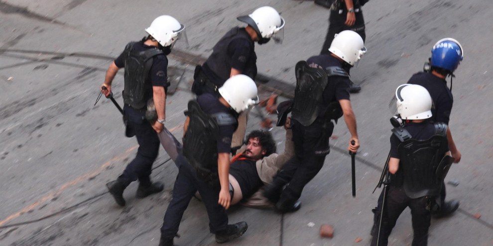 Rabiate Unterdrückung der Gezi-Proteste: Gökhan Biçici, Journalist des pro-kurdischen Senders IMC TV, wird über den Boden geschleift. © Zafer Çimen