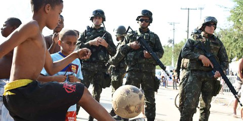 Die Sicherheitskräfte sind allgegenwärtig, vor allem in den Favelas. Hier während der Wahlkampagne von Dilma Roussef im September 2014, als sie die Favela Mare besuchte. ©  VANDERLEI ALMEIDA/AFP/Getty Images