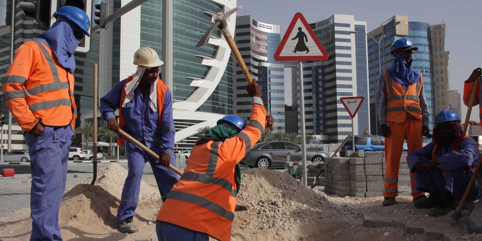 Schuften bei zum Teil über 40 Grad Celsius im Schatten: Bauarbeiter in Katar. © Pete Pattisson