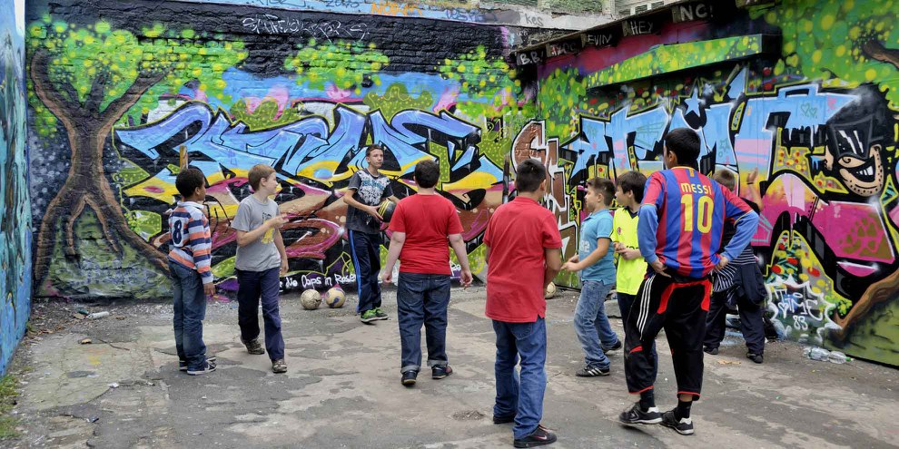 Beim Fussball kommen Spieler aus verschiedenen Ländern, mit unterschiedlichen Sprachen, aus unterschiedlichen Schichten zusammen. © picture alliance / blickwinkel / W. G. Allgoewer