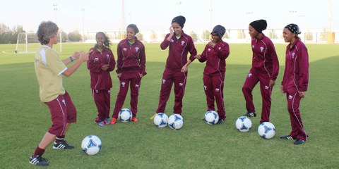 Monika Staab hat die Frauenfussballmanschaft in Bahrain trainiert. Sie ist überzeugt, dass der Sport das Selbstbewusstsein der Frauen stärkt. © DR