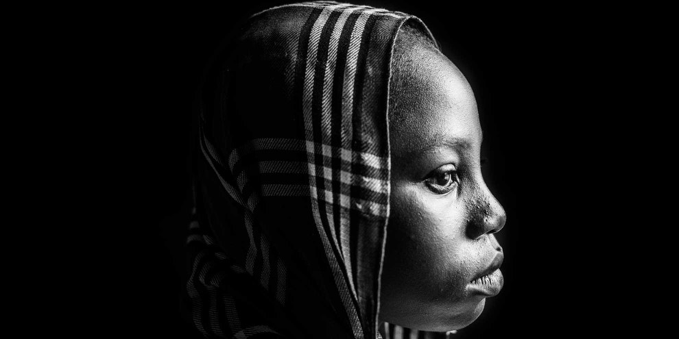 Gajar, 16, Feldarbeiterin, wurde für sieben Monate verschleppt. Sie wurde zwangsverheiratet, ihr Sohn Isa stammt von ihrem Peiniger. © Andy Spyra / Suhrkamp Verlag