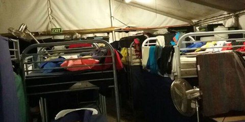 Über 400 Asylsuchende und Flüchtlinge leben in solchen Unterkünften auf Nauru. Die Temperaturen in den Zelten können bis 50° Celsius erreichen. © Amnesty International