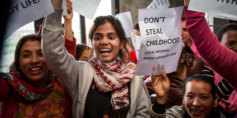 «Wenn ihr nichts verändert, wird sich nie etwas ändern»: Nasreen Sheikh feiert mit ihren Näherinnen den Frauentag. © Frank Schultze. Weitere Fotos bei Klick aufs Bild.