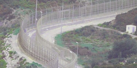 Wie sollen Flüchtlinge überhaupt noch nach Europa gelangen? Grenzzaun in Ceuta, einer spanischen Enklave in Nordafrika. © Amnesty International