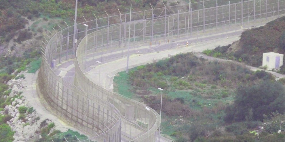 Wie sollen Flüchtlinge überhaupt noch nach Europa gelangen? Grenzzaun in Ceuta, einer spanischen Enklave in Nordafrika. © Amnesty International