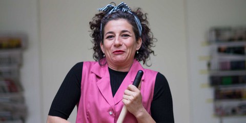 Frau Ziegerli ist die Putzfrau des Hauses. Sie hinterfragt scheinbar logische Zusammenhänge unserer globalisierten Welt. Für weitere Rollen klicken Sie auf das Bild. © AI / Marcel Hagmann
