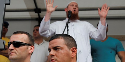 Gibt scheinbaren Halt und Orientierung: Der zum Islam konvertierte deutsche Prediger Pierre Vogel, auch Abu Hamza genannt, an einer Kundgebung in Frankfurt am Main, 2011.  © Stephan Morgenstern/laif