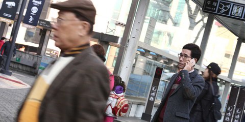 Kein Anschluss: Choi Hyun-joon (2.v.r.) ist aus Nordkorea nach Seoul geflohen. Er hat wenig Chancen, mit seinen Freunden oder Angehörigen in der Heimat zu telefonieren. © AI