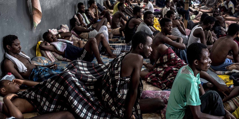 Hunderte von Migranten drängen sich im Abu Salim-Haftzentrum in Tripolis. © Daniel Etter/laif