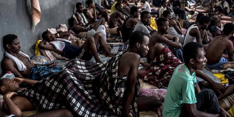 Hunderte von Migranten drängen sich im Abu Salim-Haftzentrum in Tripolis. © Daniel Etter/laif