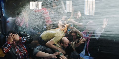 Selbst im Kastenwagen sind die Eingepferchten nicht vor dem Wasserwerfer sicher. © Sampek Productions