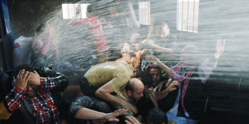 Selbst im Kastenwagen sind die Eingepferchten nicht vor dem Wasserwerfer sicher. © Sampek Productions