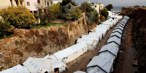 Zelt an Zelt: Das Camp Souda, das in einem Graben der Stadtmauer von Chios liegt. © Giorgos Moutafis/Amnesty International