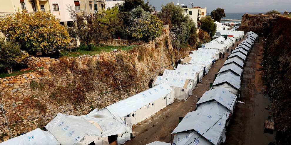 Zelt an Zelt: Das Camp Souda, das in einem Graben der Stadtmauer von Chios liegt. © Giorgos Moutafis/Amnesty International