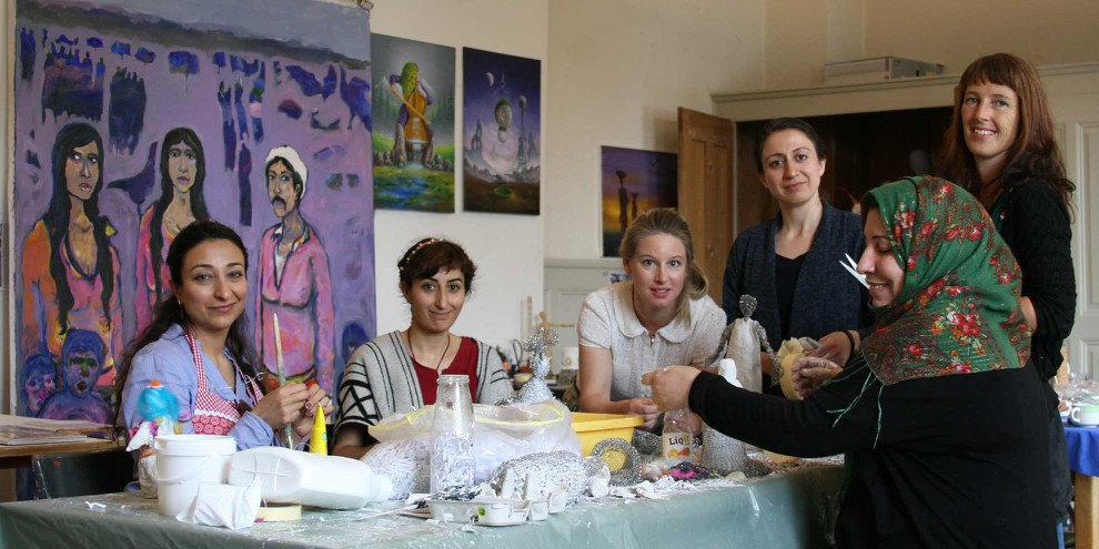 Der Workshop «Starke Frauen» bietet einen sicheren Raum für Ausstausch und Kunst. © AI