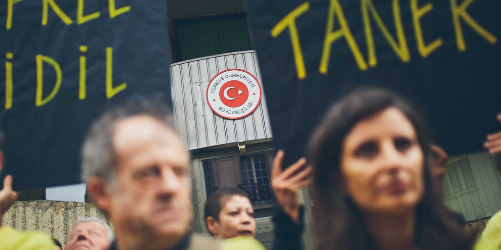 Freiheit für İdil und Taner: Demonstration vor der türkischen Botschaft in Paris. © Christophe Meireis