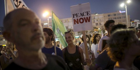 «Die Attacken haben uns stärker gemacht.» Israelis demonstrieren in Tel Aviv gegen die Besetzung des Westjordanlands. © Reuters/Baz Ratner