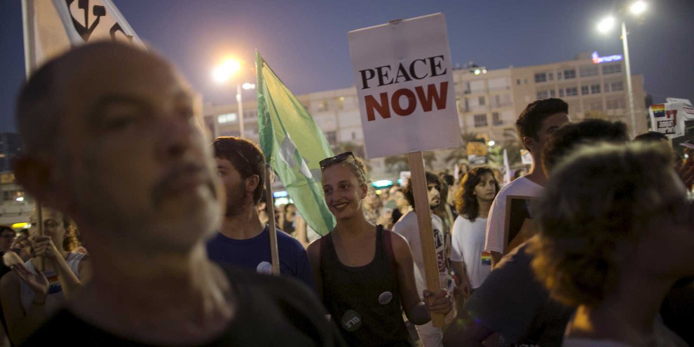 «Die Attacken haben uns stärker gemacht.» Israelis demonstrieren in Tel Aviv gegen die Besetzung des Westjordanlands. © Reuters/Baz Ratner