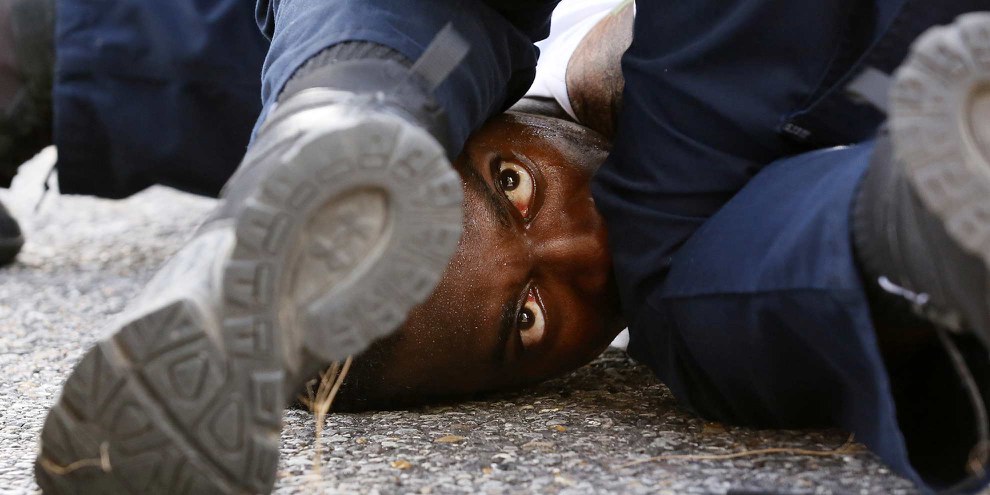 Exzessive Gewalt. US-Polizisten überwältigen einen Demonstranten in Baton Rouge, Louisiana. © REUTERS/Jonathan Bachman