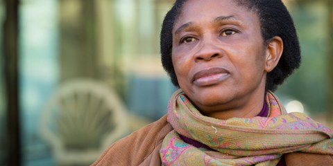 Esther Kiobel vor dem Hauptsitz des Öl-Konzerns in Den Haag. © Amnesty International