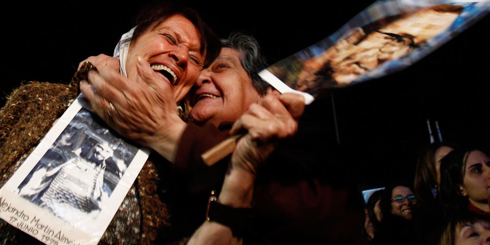 Zwei «Madres de Plaza de Mayo» in Argentinien freuen sich über die Verurteilung von Marine- und Geheimdienstoffizier Alfredo Astiz und weiteren mitangeklagten Militärs. Astiz erhielt wegen Verschleppung und Folter von Oppositionellen während der Videla-Diktatur eine lebenslange Freiheitsstrafe. © Keystone / Marcos Brindicci
