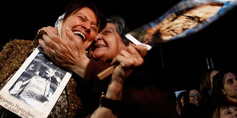 Zwei «Madres de Plaza de Mayo» in Argentinien freuen sich über die Verurteilung von Marine- und Geheimdienstoffizier Alfredo Astiz und weiteren mitangeklagten Militärs. Astiz erhielt wegen Verschleppung und Folter von Oppositionellen während der Videla-Diktatur eine lebenslange Freiheitsstrafe. © Keystone / Marcos Brindicci