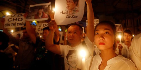 An einer Demonstration in Hanoi im September 2016 wird ein gerechtes Verfahren für einen inhaftierten Blogger und eine Landrechtsaktivistin verlangt. © Nguyen Huy Kham / Reuters