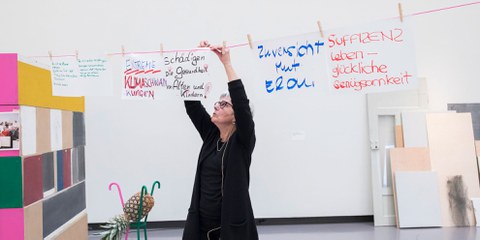 Lore Zablonier, Vorstandsmitglied der Klimaseniorinnen, bei der Klimawäsche. © Nelly Rodriguez