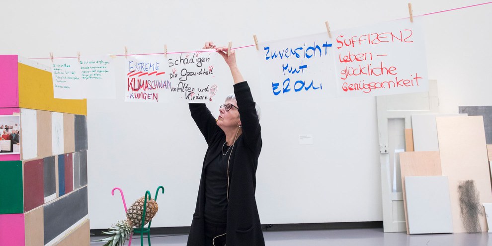 Lore Zablonier, Vorstandsmitglied der Klimaseniorinnen, bei der Klimawäsche. © Nelly Rodriguez