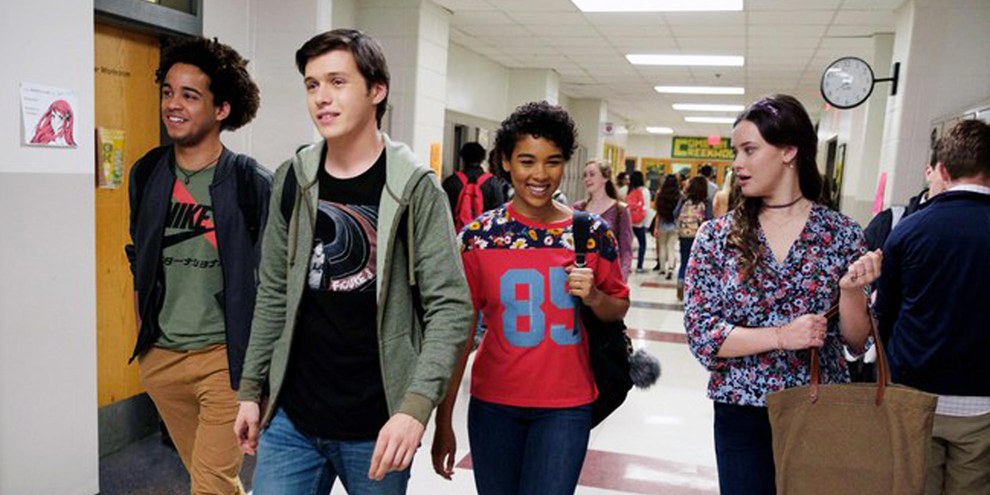 Am Schluss steht die ganze Schule hinter Simon (2. v. l.). © Ben Rothstein / Twentieth Century Fox / Everett