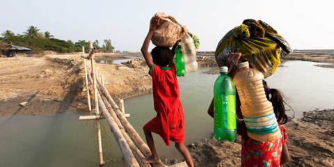 Wie hier in Bangladesch raubt der steigende Meeresspiegel vielen Menschen die Lebensgrundlage. © UNHCR/Saiful Huq Omi