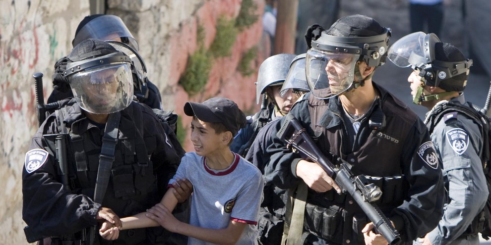 Kinder im Gefängnis Israelische Sicherheitskräfte verhaften ein palästinensisches Kind bei Protesten am Jahrestag, an welchem der Vertreibung von Hunderttausenden PalästinenserInnen im Jahr 1948 gedacht wird. © AHMAD GHARABLI/AFP/GettyImages