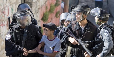 Kinder im Gefängnis Israelische Sicherheitskräfte verhaften ein palästinensisches Kind bei Protesten am Jahrestag, an welchem der Vertreibung von Hunderttausenden PalästinenserInnen im Jahr 1948 gedacht wird. © AHMAD GHARABLI/AFP/GettyImages