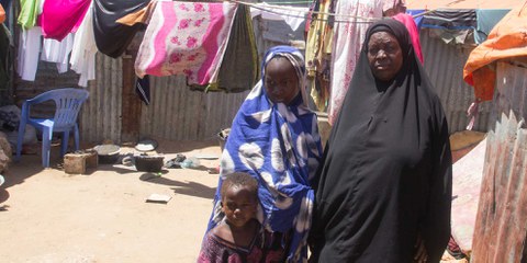 Zerstörte Familien: Die Somalierin Isha Abdule Isaaq mit zwei der Kinder ihres verstorbenen Bruders in einem Vertriebenenlager. © Bettina Rühl