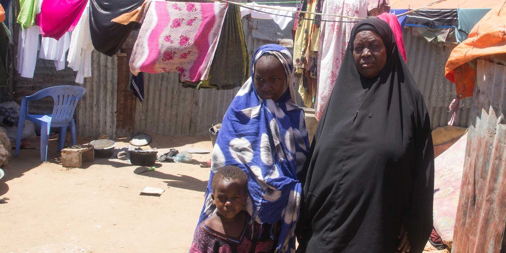 Zerstörte Familien: Die Somalierin Isha Abdule Isaaq mit zwei der Kinder ihres verstorbenen Bruders in einem Vertriebenenlager. © Bettina Rühl