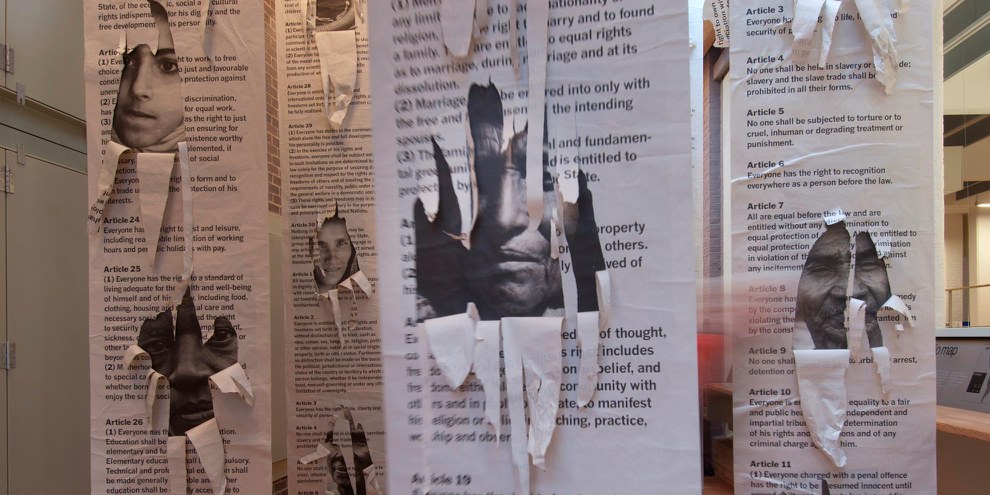 Hinter jedem Artikel der AEMR stecken die unveräusserlichen Rechte von uns allen. In der Ausstellung «Erklärung» des Amnesty International Human Rights Centre London anlässlich des 60. Geburtstags der AEMR wurden die 30 Menschenrechtsartikel eindrücklich präsentiert. © Peter Kennard/ Jenny Matthews/Amnesty International