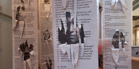 Hinter jedem Artikel der AEMR stecken die unveräusserlichen Rechte von uns allen. In der Ausstellung «Erklärung» des Amnesty International Human Rights Centre London anlässlich des 60. Geburtstags der AEMR wurden die 30 Menschenrechtsartikel eindrücklich präsentiert. © Peter Kennard/ Jenny Matthews/Amnesty International